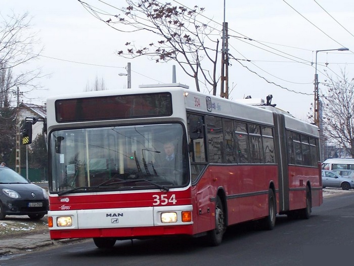 Ehemaliger Eberswalder Gelenkobus Nr. 032 vom österreichischen Typ ÖAF Gräf & Stift NGE 152 M17 in Budapest/H
mit der Wagen-Nr. 354 in der Salgótarjáni utca
